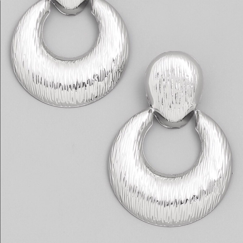🌸NEW🌸 Silver Textured Doorknocker Earrings